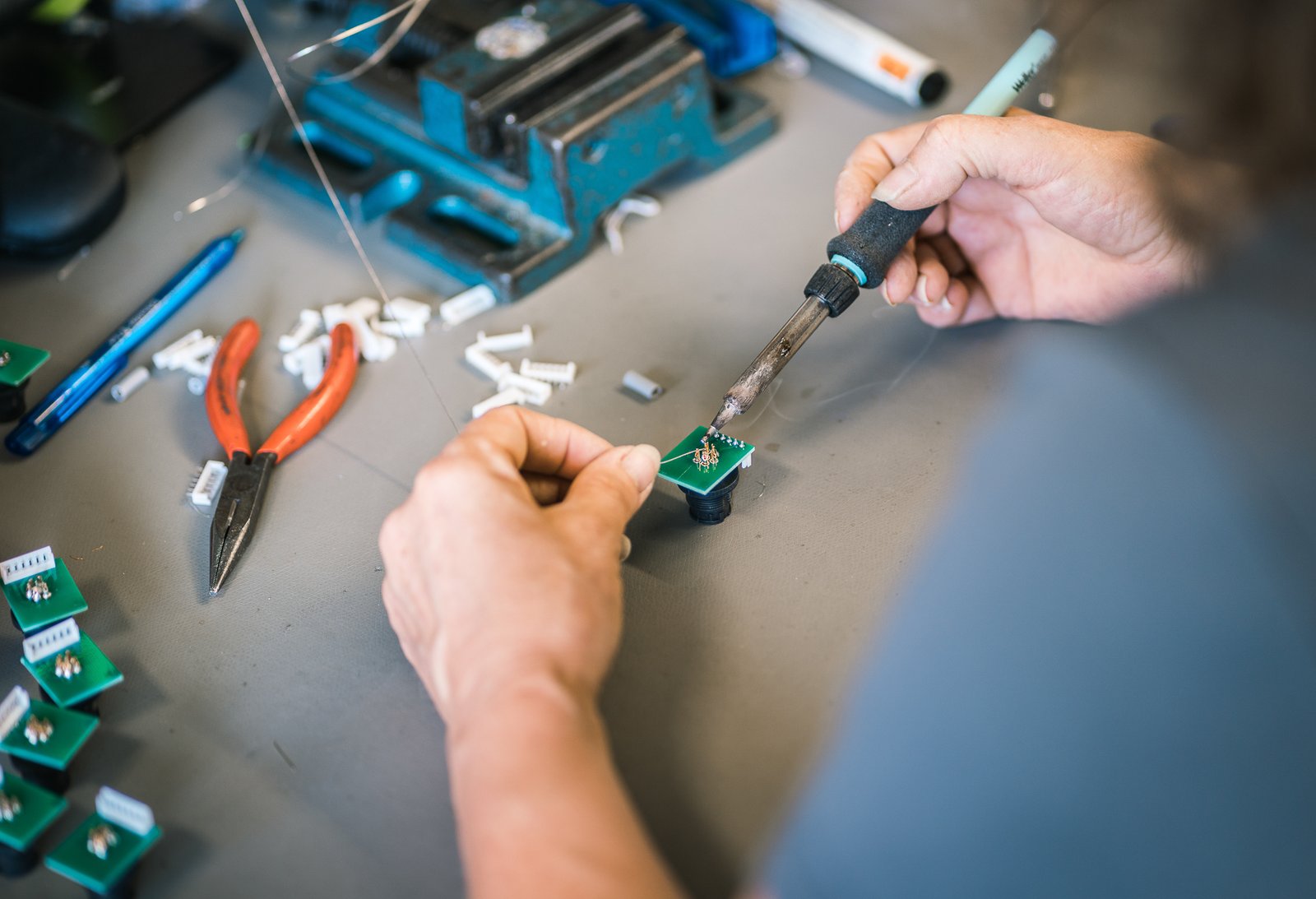 Lötarbeit an einer Platine im WiMo-Werk